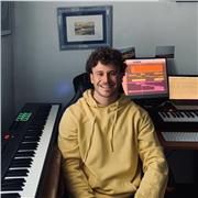 Me defino como un apasionado de la música con experiencia en composición y producción musical. Mi enfoque principal es ayudar a mis estudiantes a desarrollar habilidades sólidas en composición, producción y arreglos musicales. Mis clases están dirigidas